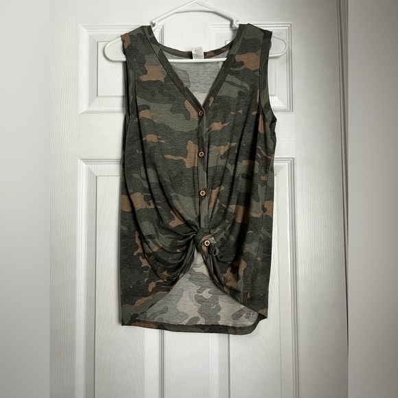7th Ray Tops - Womens camo Vneck tank‎
